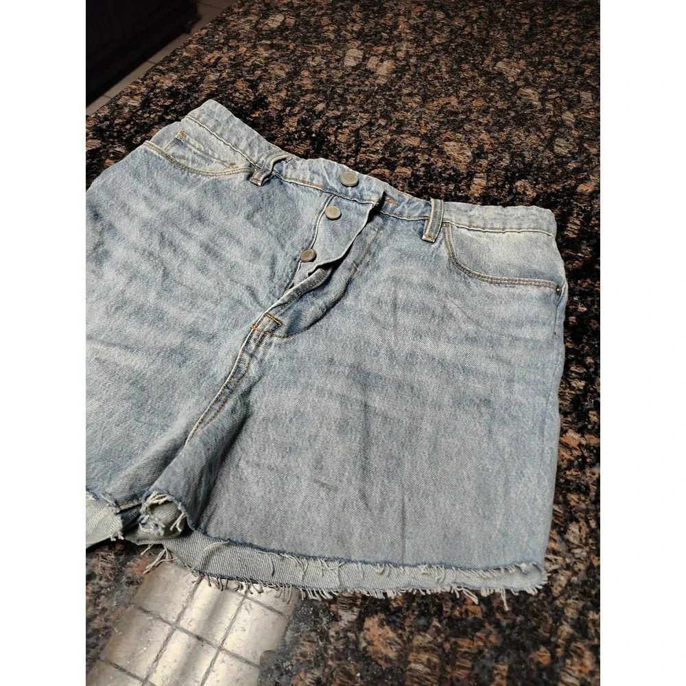 Blank NYC The Cooper Light Wash Denim Shorts Button Fly Raw Hem 03CH2651 30